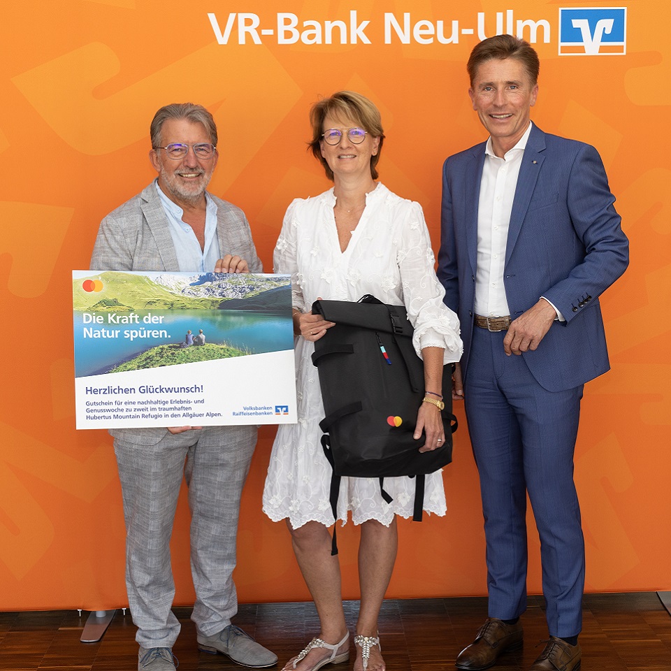 Josef Walz (Gewinner) mit seiner Lebensgefährtin Sibylle Mödinger und Dr. Wolfgang Seel (Vorstandsvorsitzender der VR-Bank Neu-Ulm).